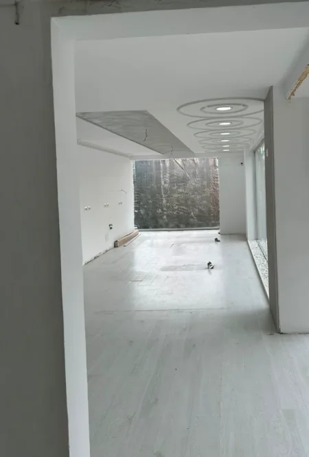 Tirane, jepet me qera ambjent biznesi Kati 1, 71 m² 1.000 € (21 Dhjetori)