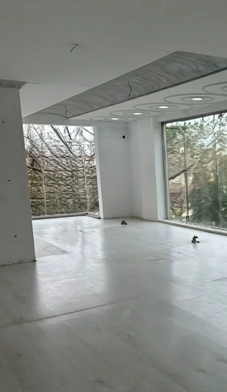 Tirane, jepet me qera ambjent biznesi Kati 1, 71 m² 1.000 € (21 Dhjetori)