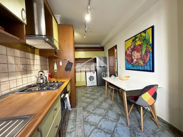 Tirane, shitet apartament 3+1 Kati 10, 220 m² 610.000 € (RRUGA “ISMAIL QEMALI” NË QENDER TË ISH BLLOKUT)