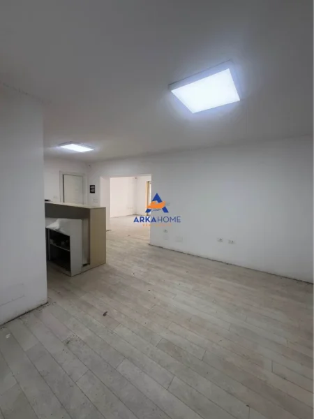 Tirane, jepet me qera ambjent biznesi Kati 0, 100 m² 1.311 € 