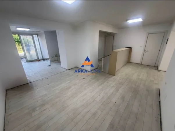 Tirane, jepet me qera ambjent biznesi Kati 0, 100 m² 1.311 € 