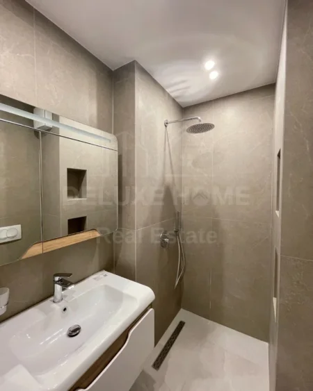 Tirane, jepet me qera apartament 2+1 Kati 5, 95 m² 950 € (Rruga Kavajes)