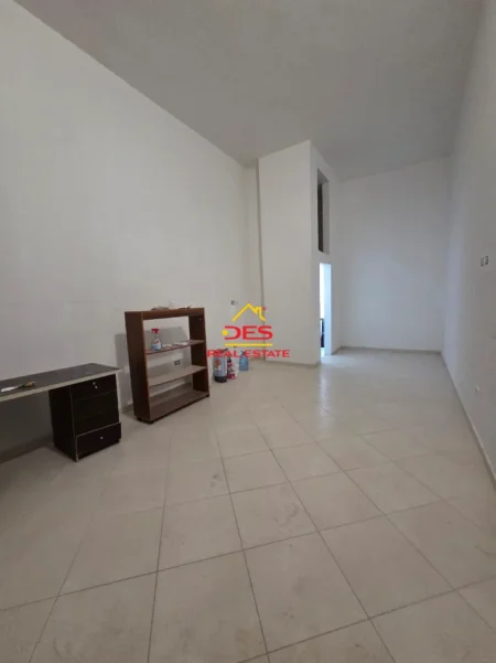 Vlore, jepet me qera ambjent biznesi Kati 0, 30 m² 350 € (Rruga Çajupi)