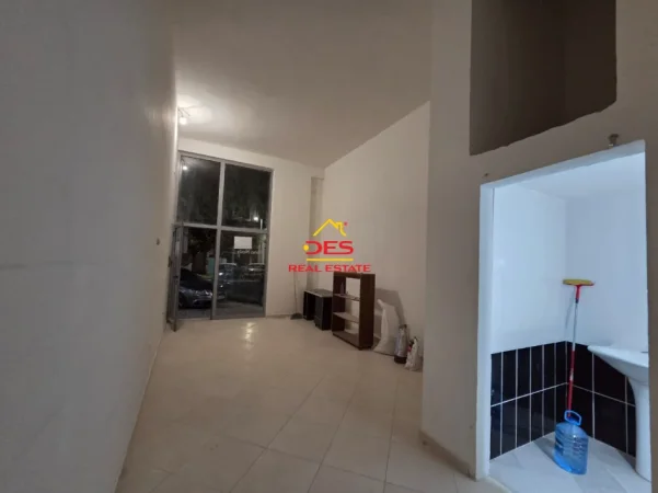Vlore, jepet me qera ambjent biznesi Kati 0, 30 m² 350 € (Rruga Çajupi)