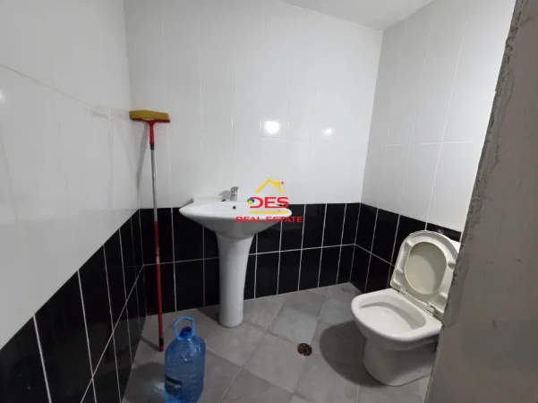 Vlore, jepet me qera ambjent biznesi Kati 0, 30 m² 350 € (Rruga Çajupi)