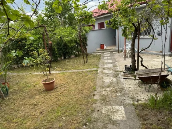 Tirane, jepet me qera shtepi 1+1 Kati 0, 71 m² 500 € (shkoze)