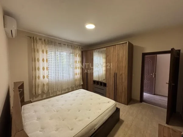 Tirane, jepet me qera shtepi 1+1 Kati 0, 71 m² 500 € (shkoze)