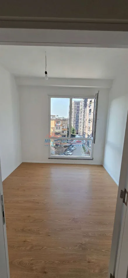 Tirane, jepet me qera zyre Kati 4, 100 m² 650 € (Don Bosko)