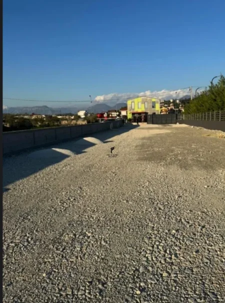 Tirane, jepet me qera truall , 1.350 m² (VAQARR)