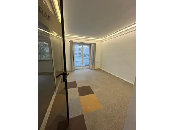Tirane, jepet me qera ambjent biznesi Kati 2, 130 m² 1.500 € (21 dhjetori)