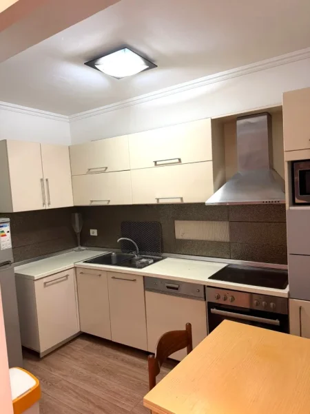 JEPET HYRJE 2+1 I ME QERA  PRANE STACIONIT TE TRENIT, NE QENDER TE TIRANES, 550 EURO