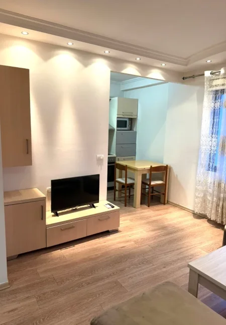 JEPET HYRJE 2+1 I ME QERA  PRANE STACIONIT TE TRENIT, NE QENDER TE TIRANES, 550 EURO