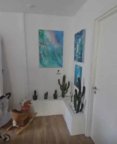 Tirane, jepet me qera zyre Kati 0, 35 m² 400 € (XHAMLLIKU)