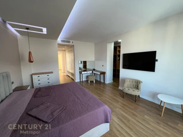 Tirane, shitet apartament 3+1+Ballkon Kati 4, 303 m² 475.000 € (liqeni i thate)