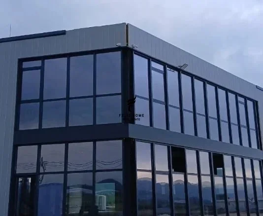 Tirane, jepet me qera magazine Kati 0, 1.300 m² 4.200 € (VAQARR)