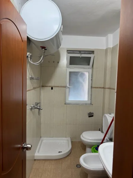 Tirane, jepet me qera apartament 1+1 Kati 5, 65 m² 400 € (Shkolla e bashkuar)