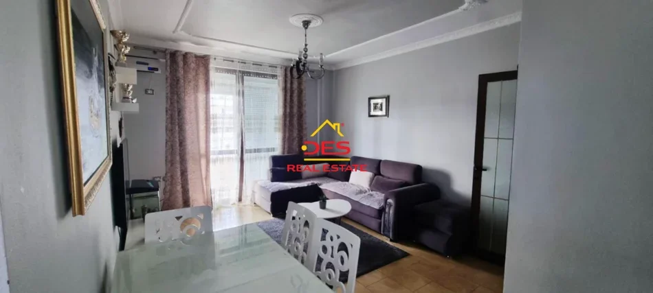 Vlore, jepet me qera apartament 2+1+Ballkon Kati 8, 100 m² 500 € (Rruga Murat Tërbaçi)