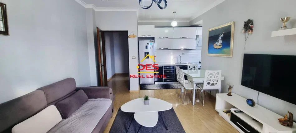 Vlore, jepet me qera apartament 2+1+Ballkon Kati 8, 100 m² 500 € (Rruga Murat Tërbaçi)