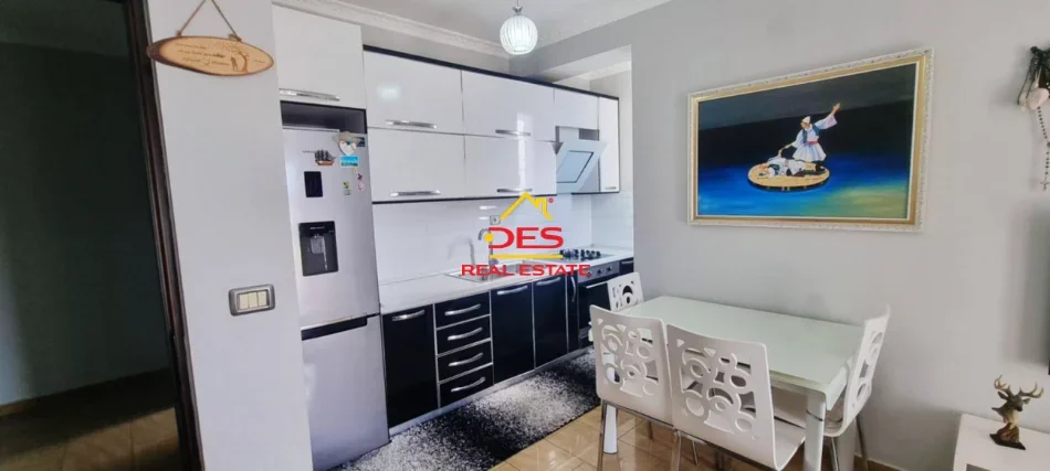 Vlore, jepet me qera apartament 2+1+Ballkon Kati 8, 100 m² 500 € (Rruga Murat Tërbaçi)