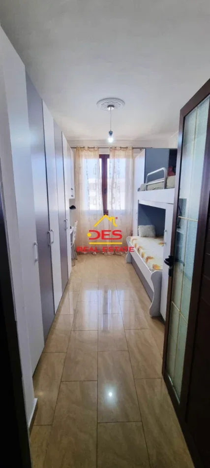 Vlore, jepet me qera apartament 2+1+Ballkon Kati 8, 100 m² 500 € (Rruga Murat Tërbaçi)