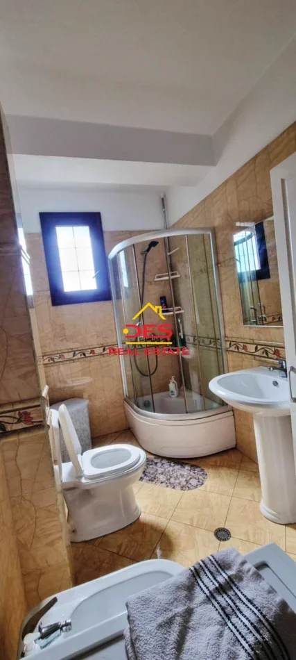 Vlore, jepet me qera apartament 2+1+Ballkon Kati 8, 100 m² 500 € (Rruga Murat Tërbaçi)