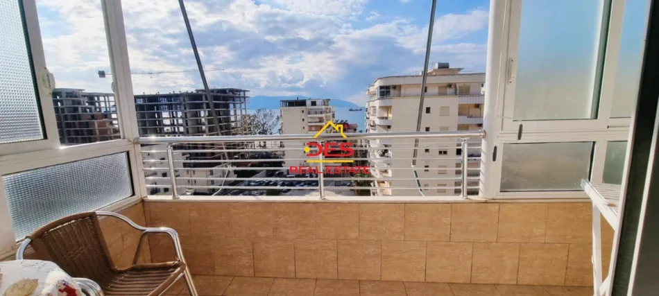 Vlore, jepet me qera apartament 2+1+Ballkon Kati 8, 100 m² 500 € (Rruga Murat Tërbaçi)