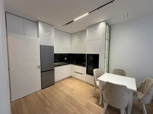 Tirane, jepet me qera apartament 1+1 Kati 5, 