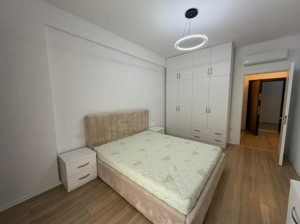 Tirane, jepet me qera apartament 1+1 Kati 5, 