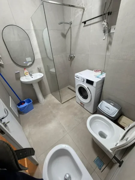 Tirane, jepet me qera apartament 1+1 Kati 5, 