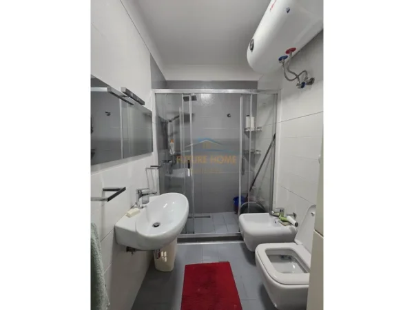 Tirane, jepet me qera apartament 2+1+Ballkon Kati 4, 75 m² 600 € (Rruga Frosina Plaku)