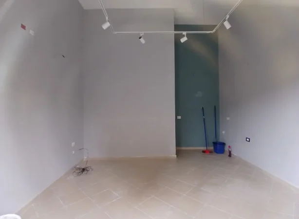Tirane, jepet me qera dyqan Kati 0, 25 m² 350 € (Rruga Fortuzi)