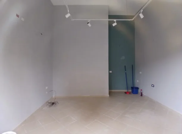 Tirane, jepet me qera dyqan Kati 0, 25 m² 350 € (Rruga Fortuzi)