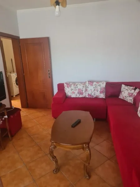 Tirane, jepet me qera apartament 1+1 , 400 € (medreseja)