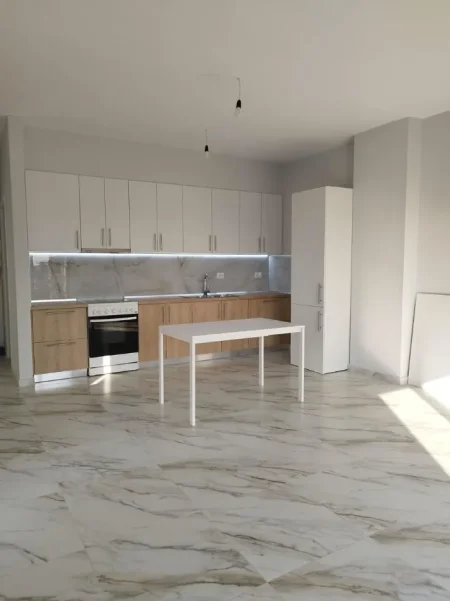 Tirane, jepet me qera apartament 1+1+Ballkon Kati 3, 70 m² 400 € (Tv Klan)