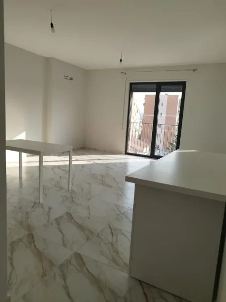 Tirane, jepet me qera apartament 1+1+Ballkon Kati 3, 70 m² 400 € (Tv Klan)