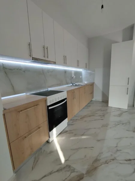 Tirane, jepet me qera apartament 1+1+Ballkon Kati 3, 70 m² 400 € (Tv Klan)