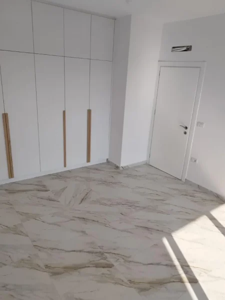 Tirane, jepet me qera apartament 1+1+Ballkon Kati 3, 70 m² 400 € (Tv Klan)