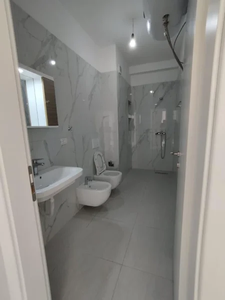 Tirane, jepet me qera apartament 1+1+Ballkon Kati 3, 70 m² 400 € (Tv Klan)
