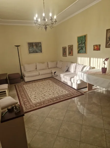 Tirane, jepet me qera apartament 1+1 , 85 m² 500 € (XHAMLLIKU)
