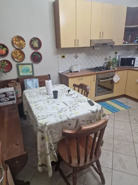 Tirane, jepet me qera apartament 1+1 , 85 m² 500 € (XHAMLLIKU)
