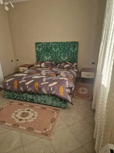 Tirane, jepet me qera apartament 1+1 , 85 m² 500 € (XHAMLLIKU)