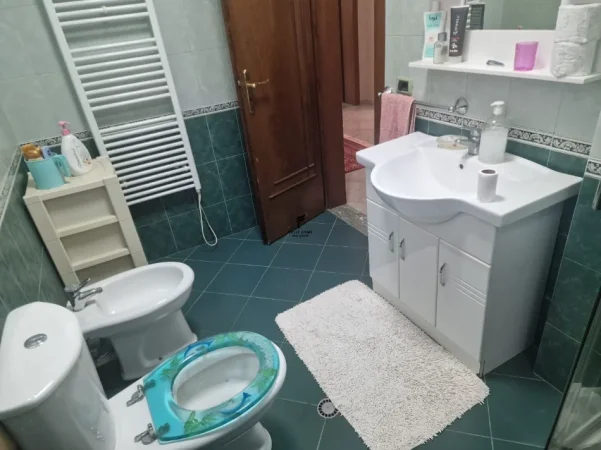 Tirane, jepet me qera apartament 1+1 , 85 m² 500 € (XHAMLLIKU)
