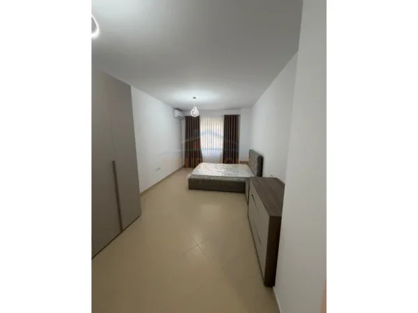 Tirane, jepet me qera apartament 2+1+Ballkon Kati 4, 105 m² 500 € (YZBERISHT)