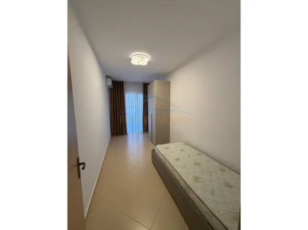Tirane, jepet me qera apartament 2+1+Ballkon Kati 4, 105 m² 500 € (YZBERISHT)