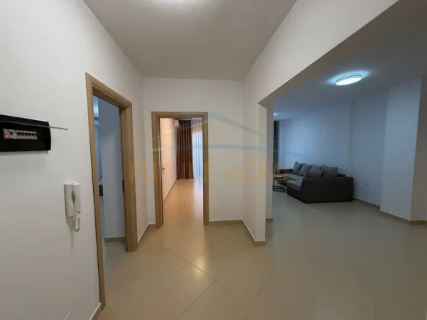 Tirane, jepet me qera apartament 2+1+Ballkon Kati 4, 105 m² 500 € (YZBERISHT)