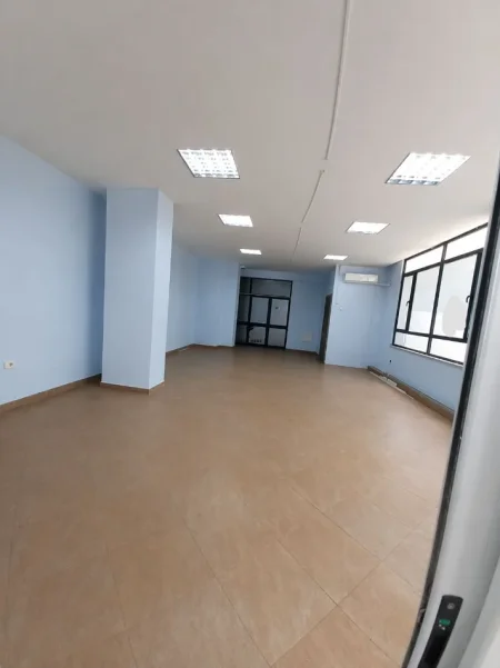 Tirane, jepet me qera zyre Kati 2, 90 m² 650 € (ISH EKSPOZITA)