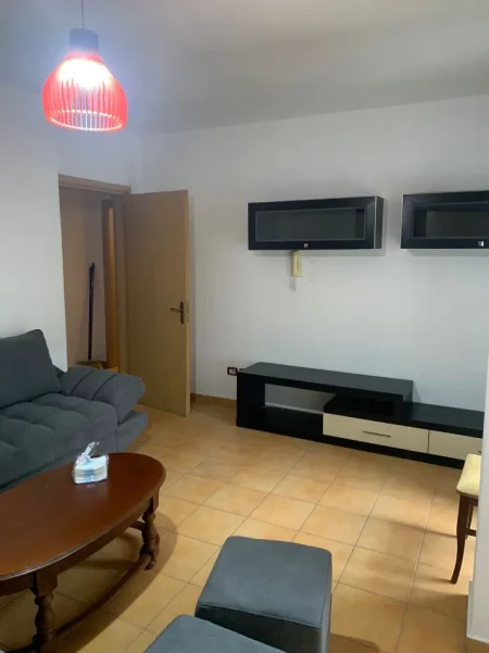 Tirane, jepet me qera apartament 2+1+Ballkon Kati 8, 80 m² 600 € (Rruga Shefqet Musarai)