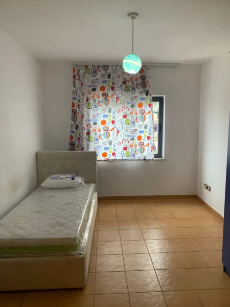Tirane, jepet me qera apartament 2+1+Ballkon Kati 8, 80 m² 600 € (Rruga Shefqet Musarai)