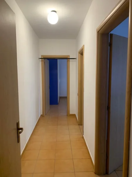 Tirane, jepet me qera apartament 2+1+Ballkon Kati 8, 80 m² 600 € (Rruga Shefqet Musarai)