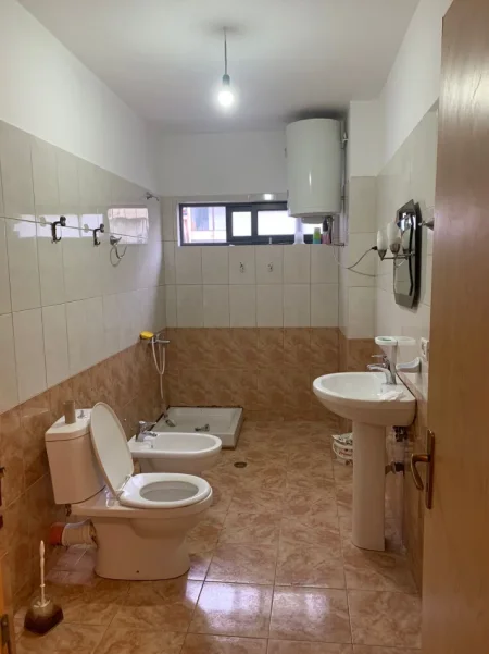 Tirane, jepet me qera apartament 2+1+Ballkon Kati 8, 80 m² 600 € (Rruga Shefqet Musarai)